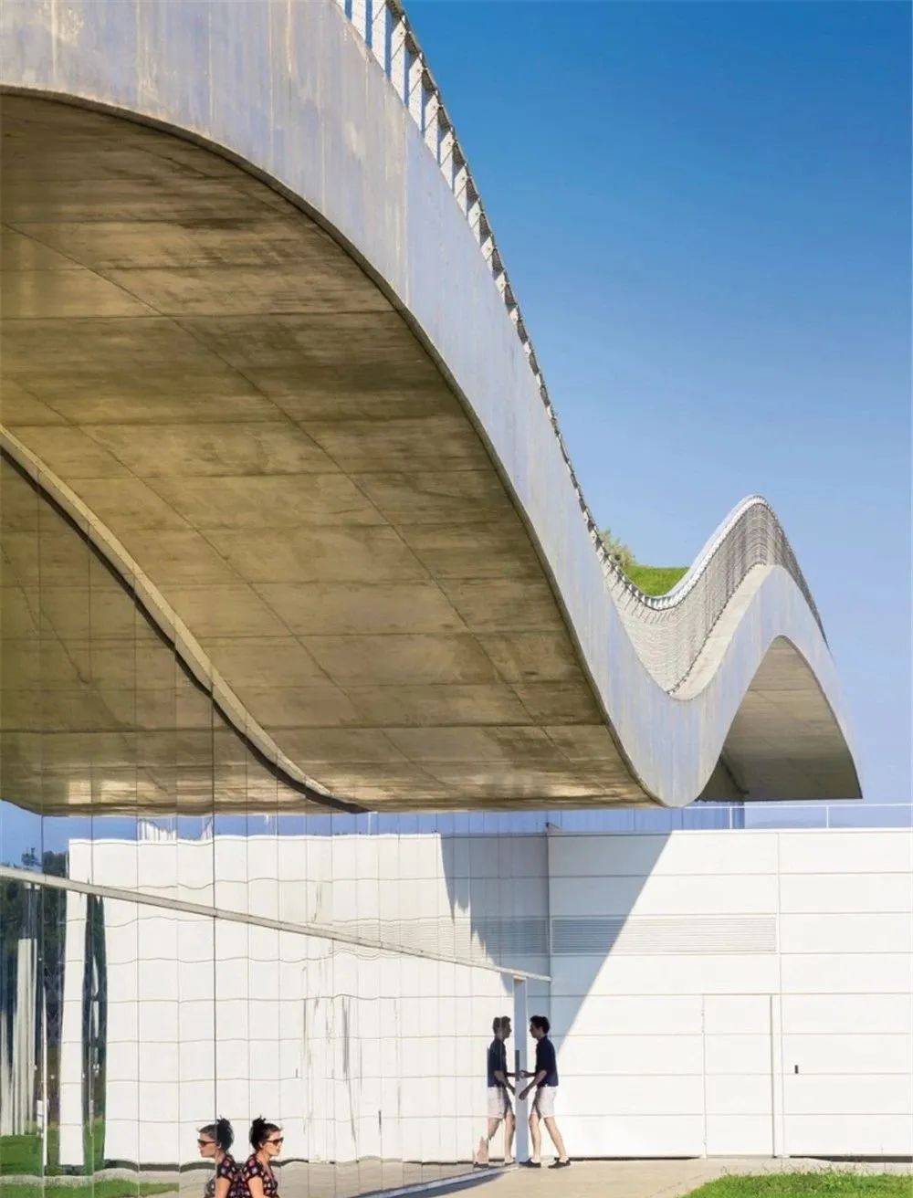 大海波浪元素融入景观设计,打造夏日清凉空间-24