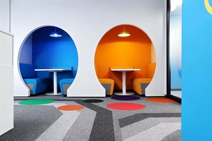 南非约翰内斯堡 Dynamic Technologies 办公室设计 | 活力四溢的多彩空间-11