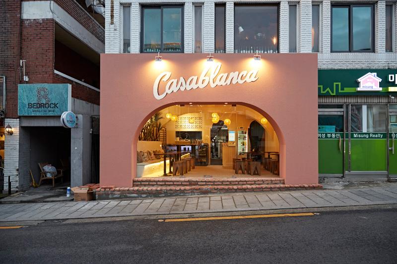 温馨 15 坪卡萨布兰卡餐厅设计，明亮照明营造舒适氛围-2