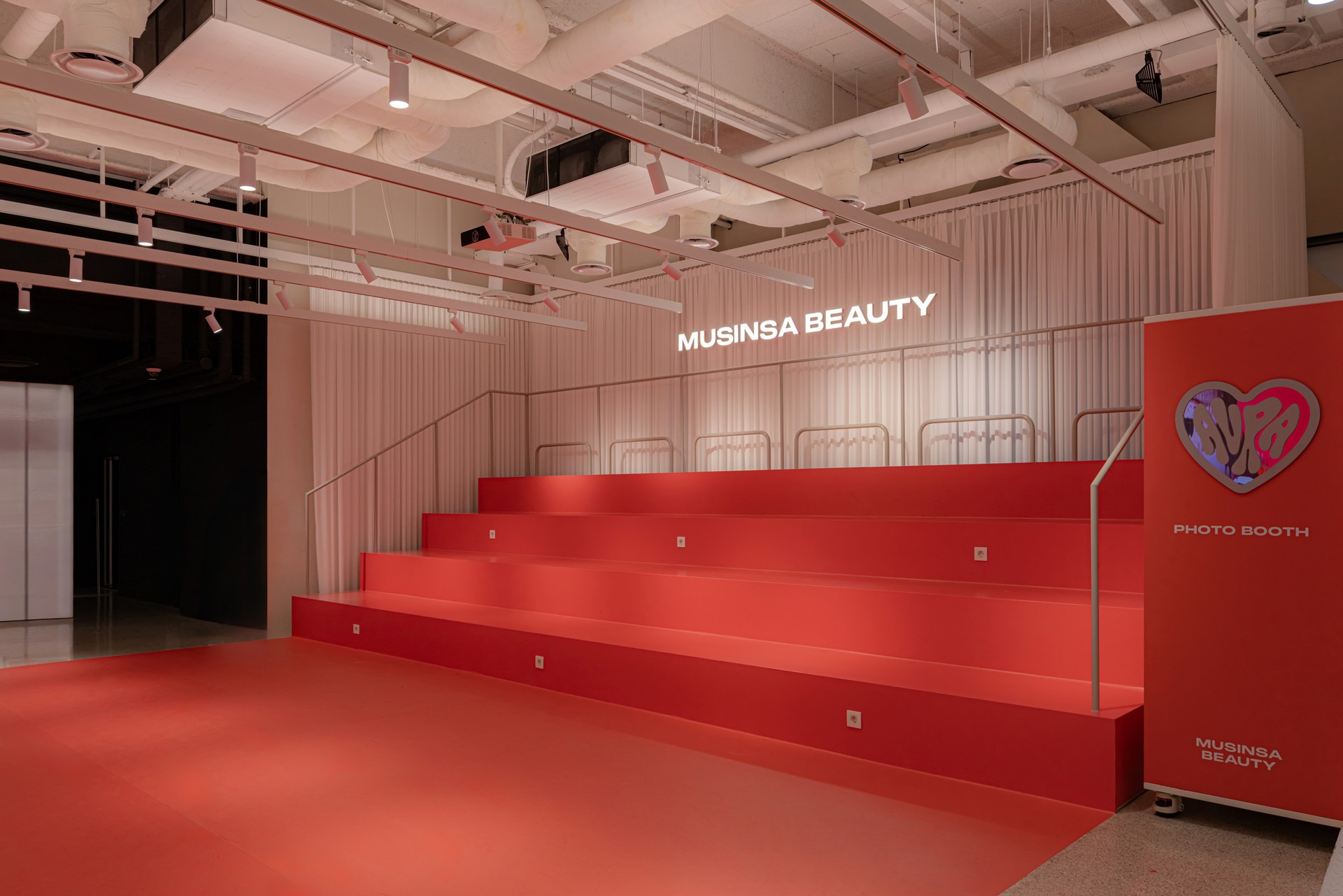 慕色（木辛）莎美妆节

注：Musinsa可能是品牌名，音译为慕色莎或木辛莎等，在没有更多背景信息下较难确定最合适的中文名称，但Beauty Festa明确是美妆节  丨Docent Design-0