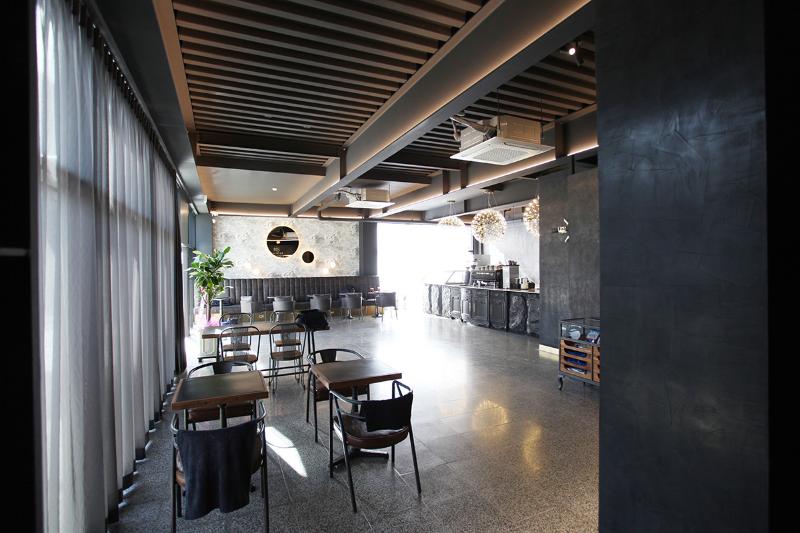 87 平现代简约咖啡厅设计 | 高雅黑白色调的室内空间-2