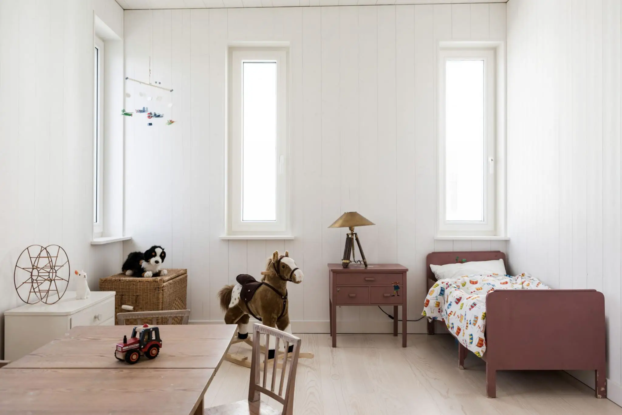 现代木质别墅的屋顶露台与极简内饰设计-13