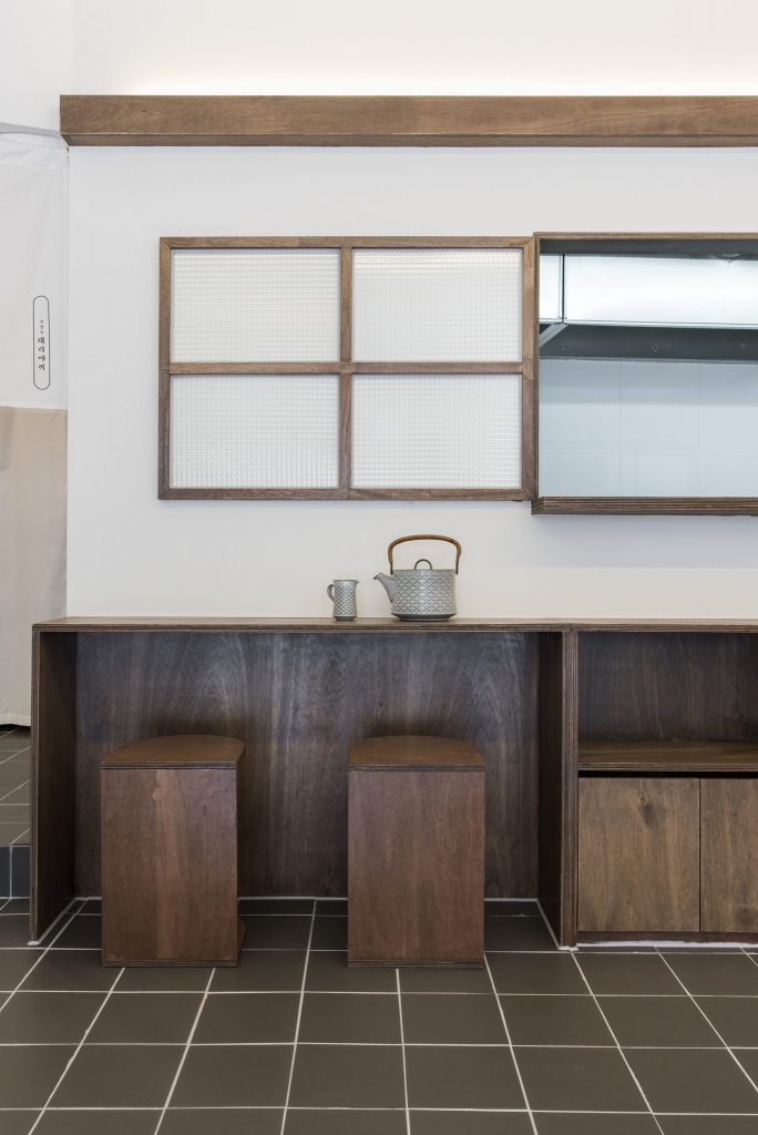 19 平米韩式小食堂，极简氛围中的温馨美食空间-7