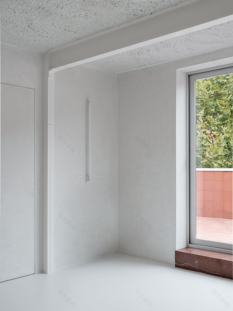 马德里"Rio House" | 极简“未完成”空间,居民自由改造的居住艺术-15