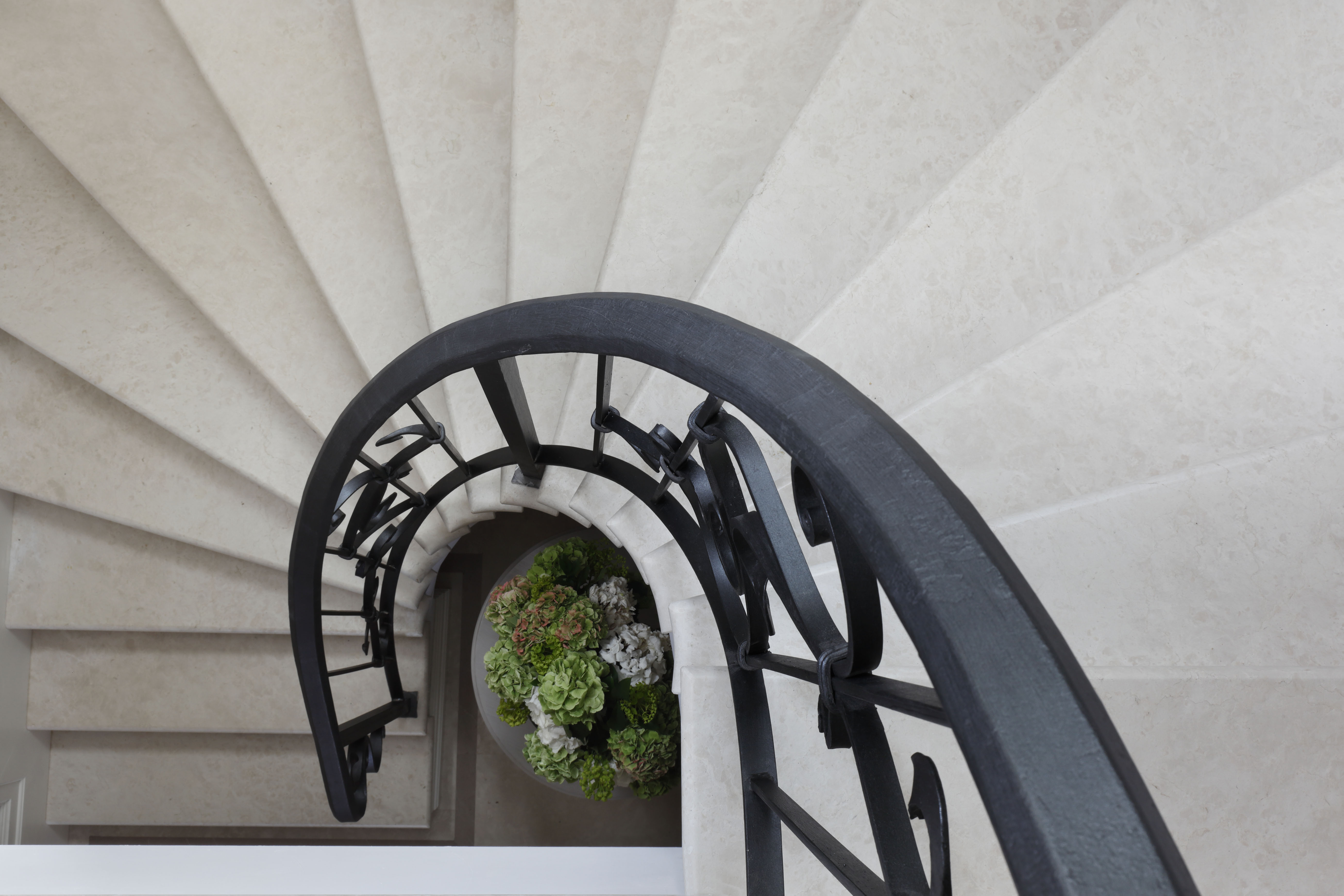 湖景别墅；湖畔小屋（在无更多上下文时，结合常见表达这么确定，湖景别墅相对更常用湖景住宅的概念，湖畔小屋更偏向位于湖边的小房子意思，下面统一按湖景别墅输出译文  ）
湖景别墅丨意大利丨Oliver Burns Studio-3