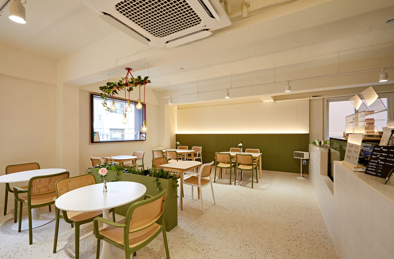 白色与木色 | 20 平米小空间的极简设计魅力-8