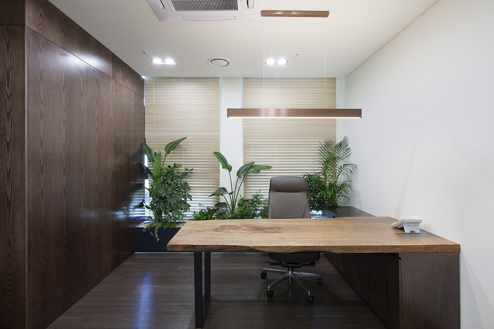 白色调打造 75 平米时尚办公空间-24