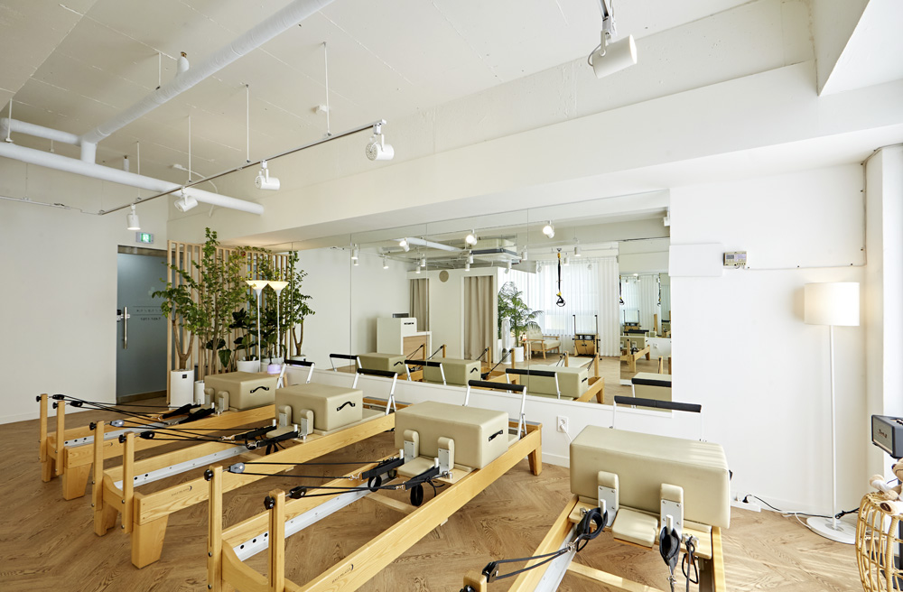 温馨舒适，20 平米白色与木质调的惬意空间-8