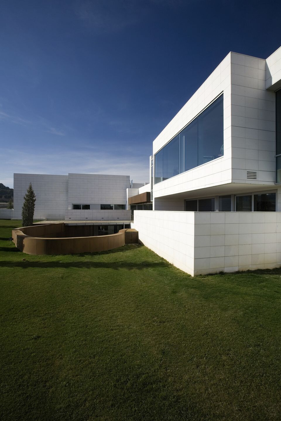 地形融入的绿色多功能酒店设计-15