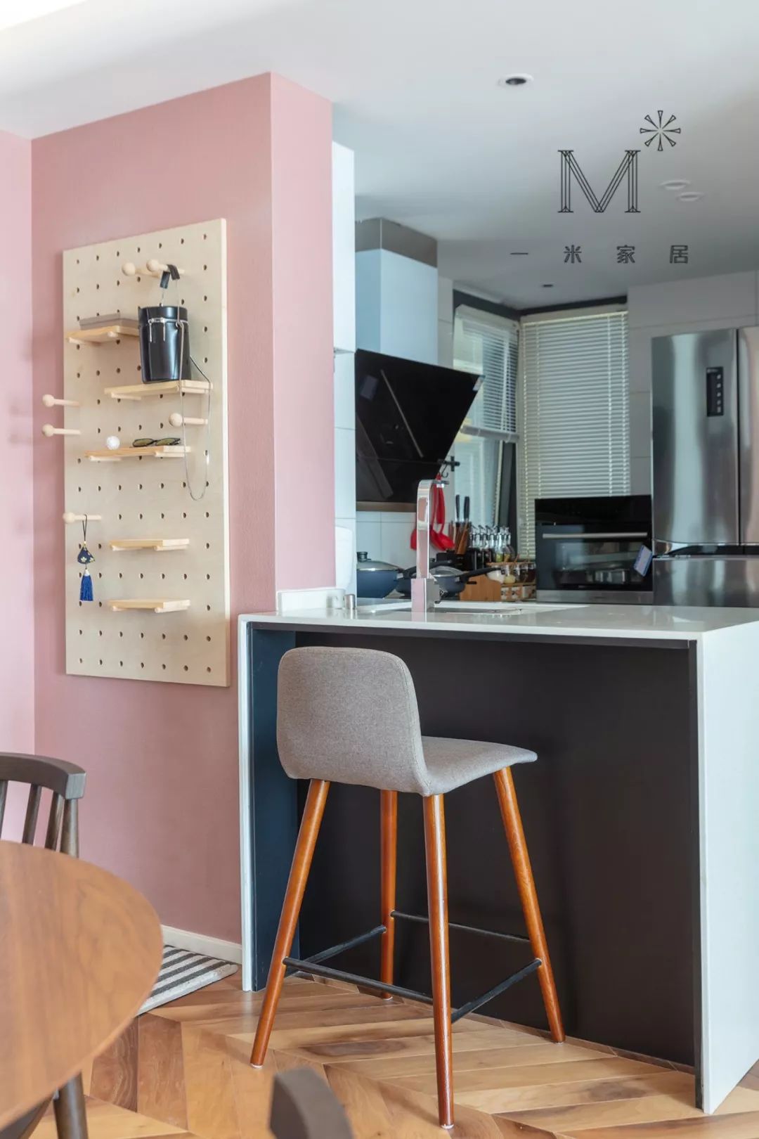 新时代女性独居空间，粉色浪漫与灰色简约的完美结合-39