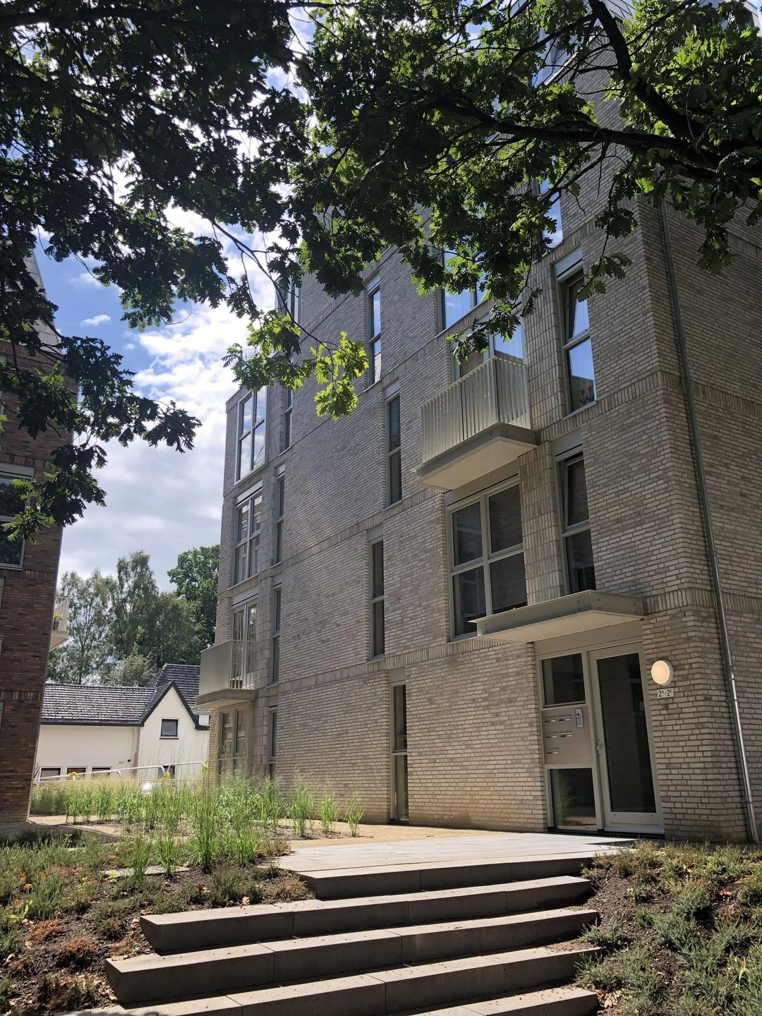 荷兰绿意盎然的三层别墅设计-14