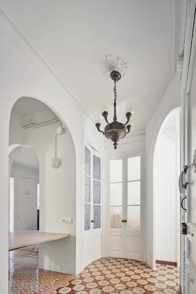 巴塞罗那 Verdi 街 140 平米翻修 | 瓷砖与桌子的空间对话-8