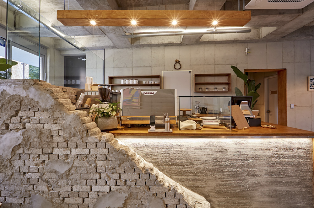 14 平米微型咖啡馆，裸露混凝土打造别致空间-8