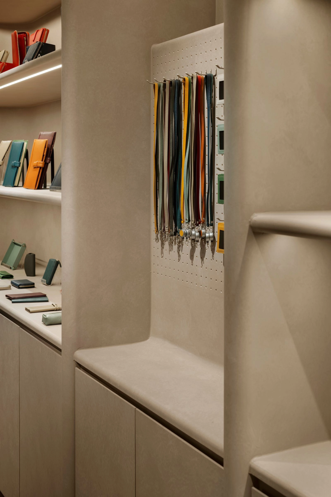 Unimall “柔软风” 包具概念店设计-12