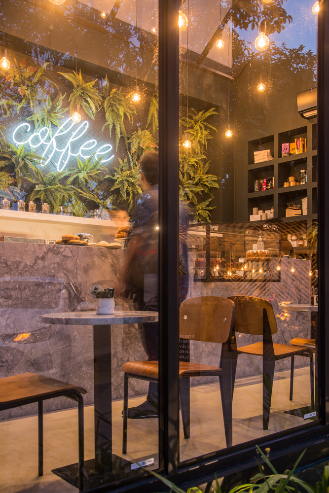 巴西 Coffeetown 咖啡馆 | 绿意盎然的家宅式设计-28