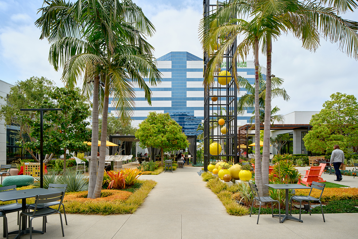 飞地；有围墙的社区；专属区域（需结合具体语境确定最合适的表述，若这里指高档封闭社区，‘有围墙的社区’较合适；若指地理意义上的，‘飞地’更准确等） 但按照严格要求这里还是统一给出 飞地  丨美国洛杉矶丨Lifescapes International-8