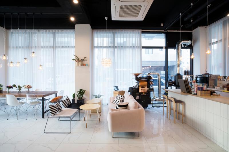 24 平小空间大变身，韩式咖啡厅的温馨魅力-9