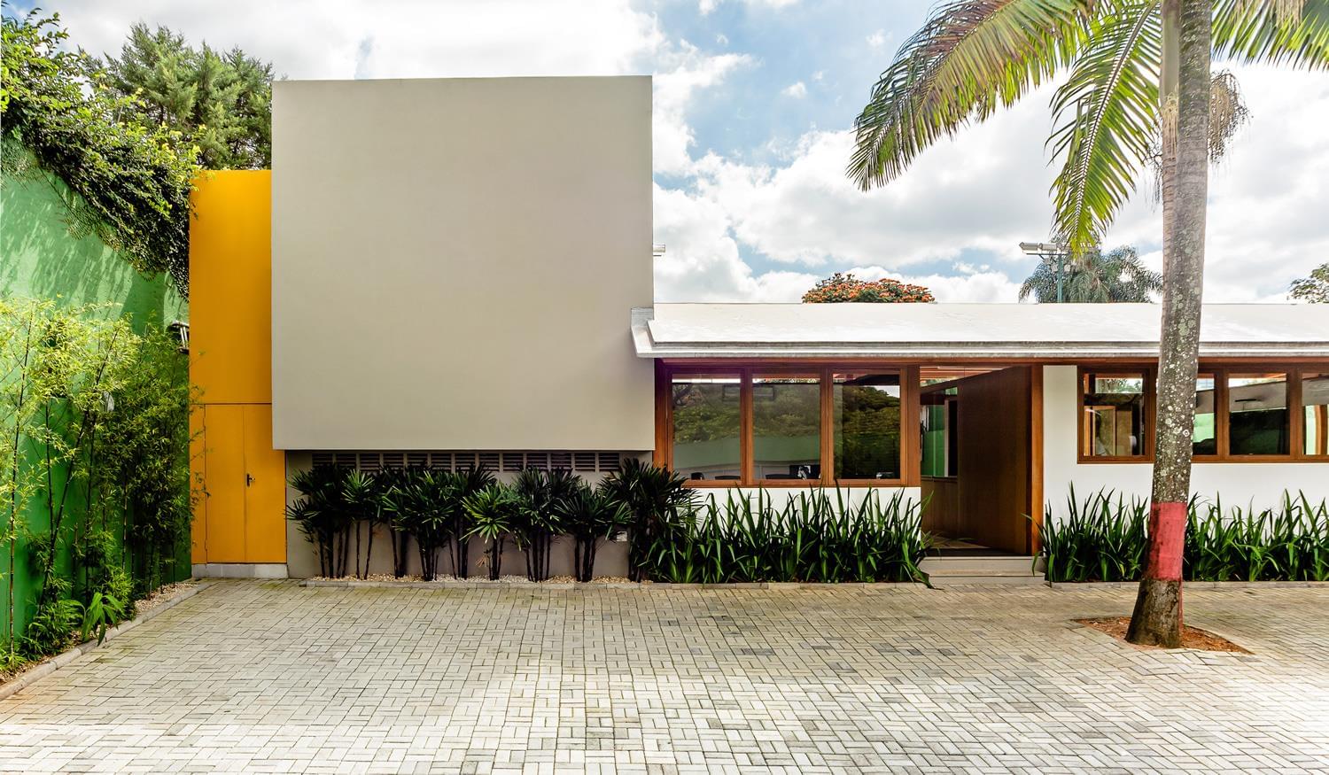 巴西 Sakh Club | 木质与玻璃的完美融合，打造温馨运动空间-5