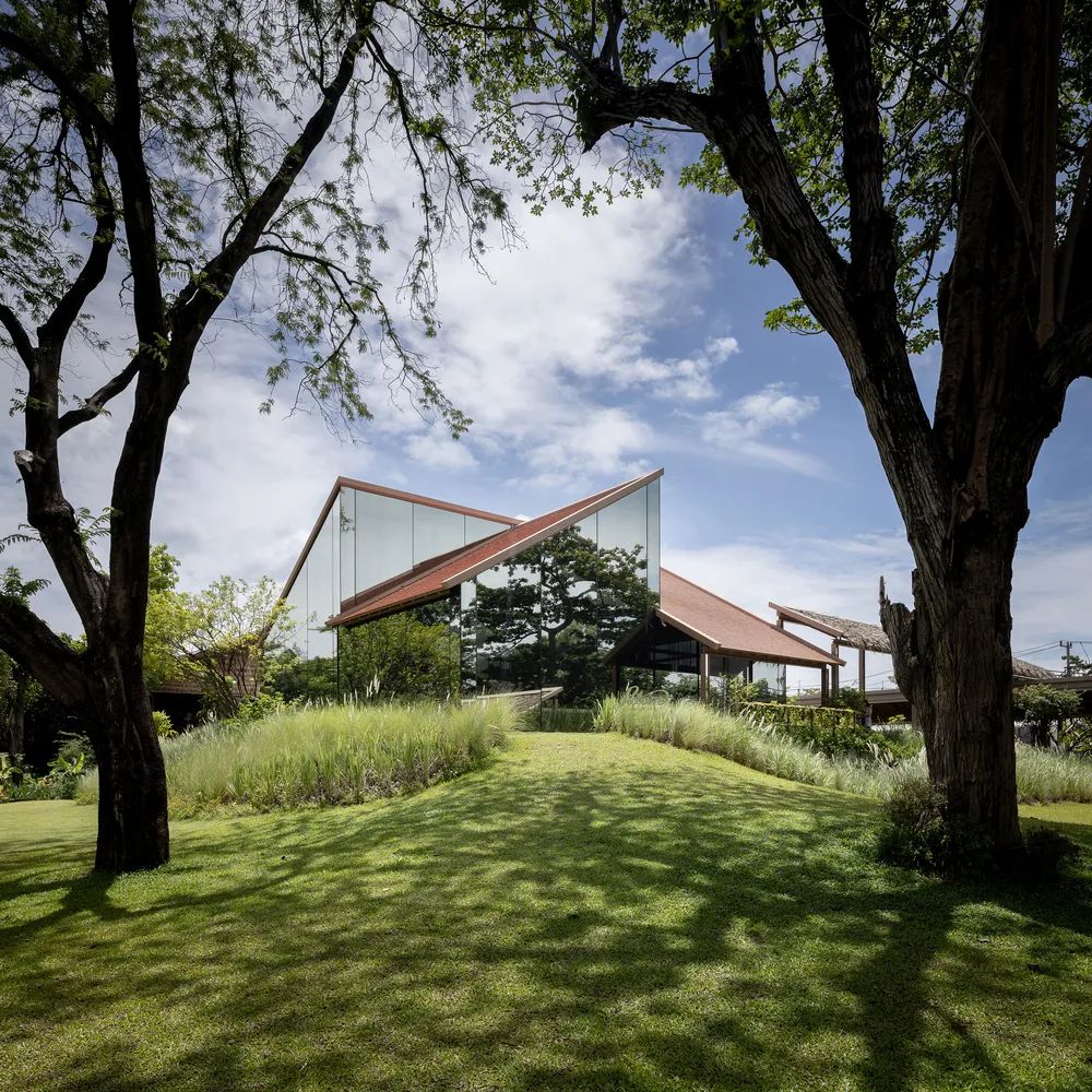 泰国乡村新咖啡馆 | 玻璃与木瓦的生态融合-21