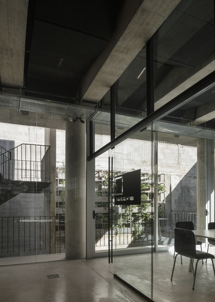 阿根廷建筑师协会总部 · 混凝土与绿意的共生-68