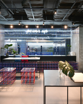 Looklen Architects 打造独特红色蓝色网格分隔的 Sam Yan Gym