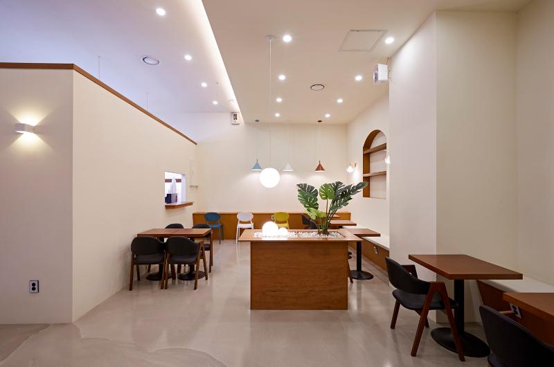 极简 25 平米咖啡馆设计，打造温馨原木空间-4