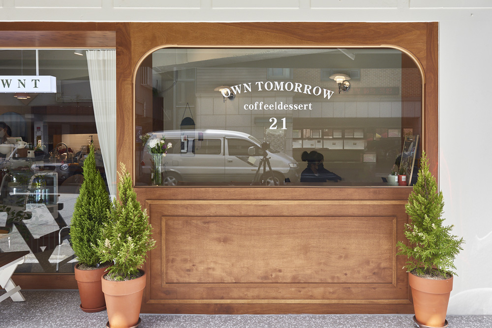 白色与木纹的完美融合 | 10 平米小咖啡厅的极简内饰设计-3