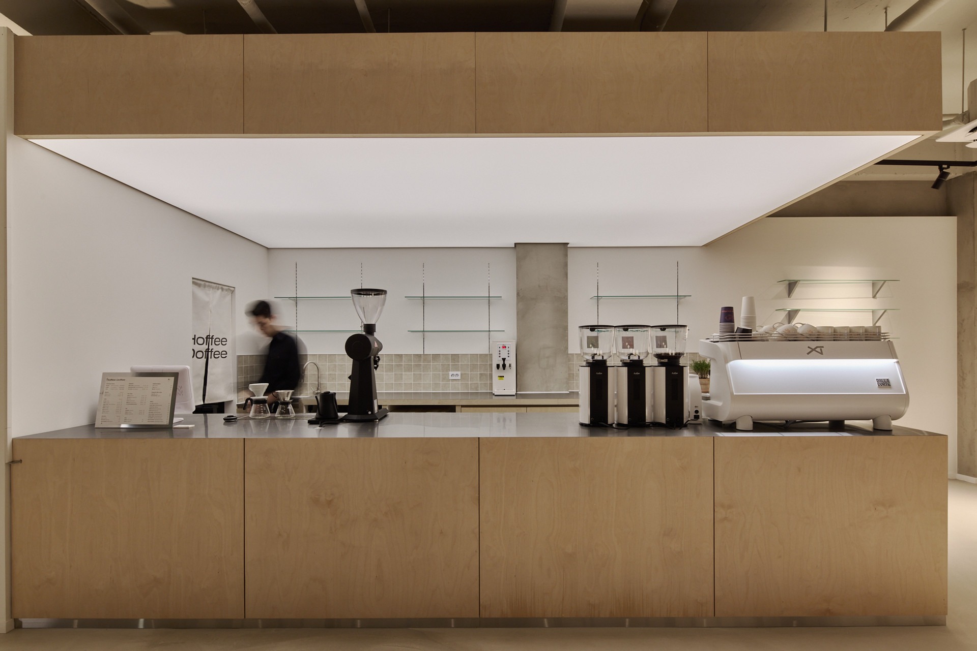 由于 Hoffee Doffee 不是常见的英文词汇组合，没有明确的、约定俗成的含义，难以准确翻译这可能是一个自创的品牌名、昵称或特定情境下使用的词语因此，无法提供准确翻译 丨Docent Design-0