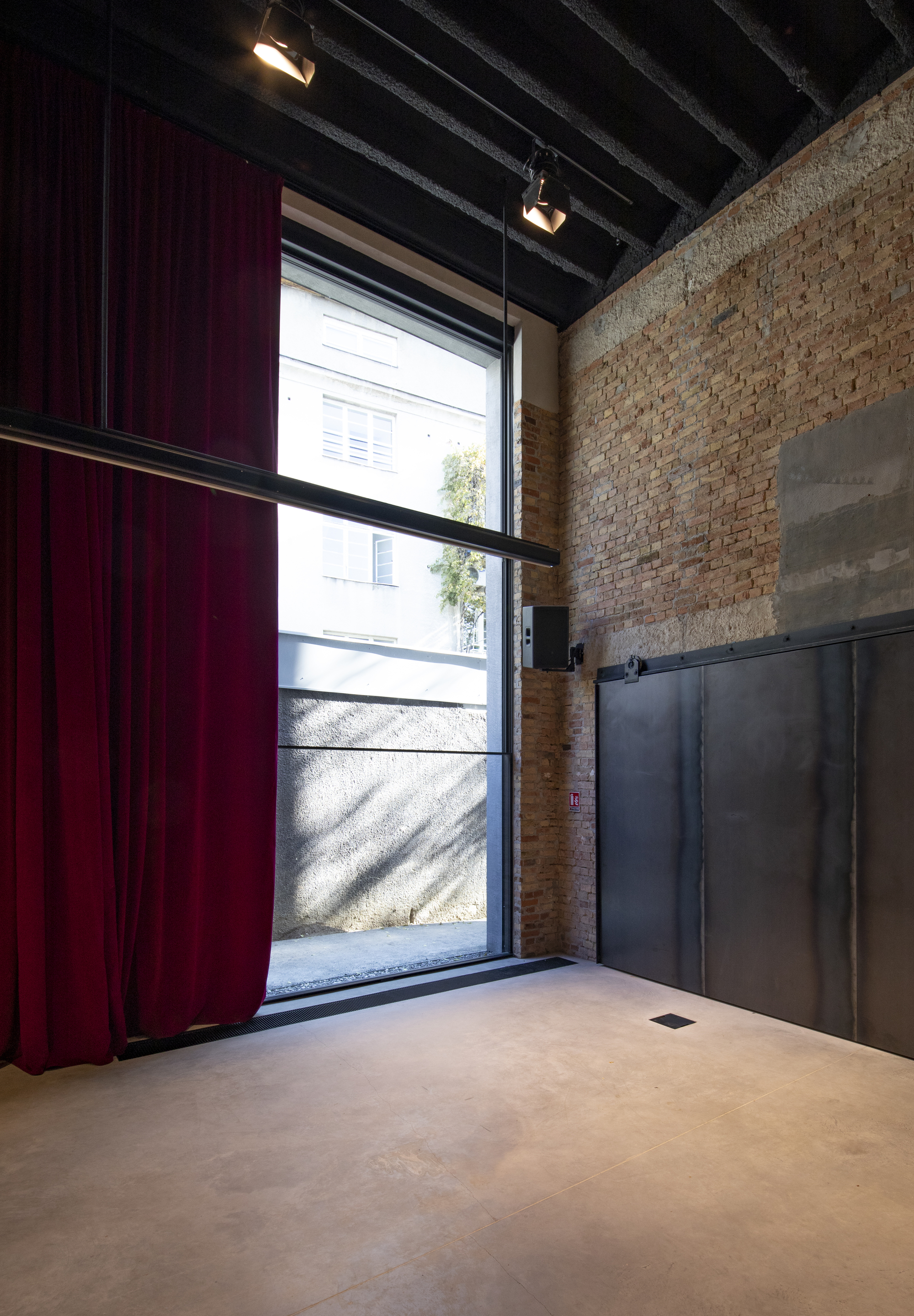 Urania Cinema Transformation / 3LHD-28