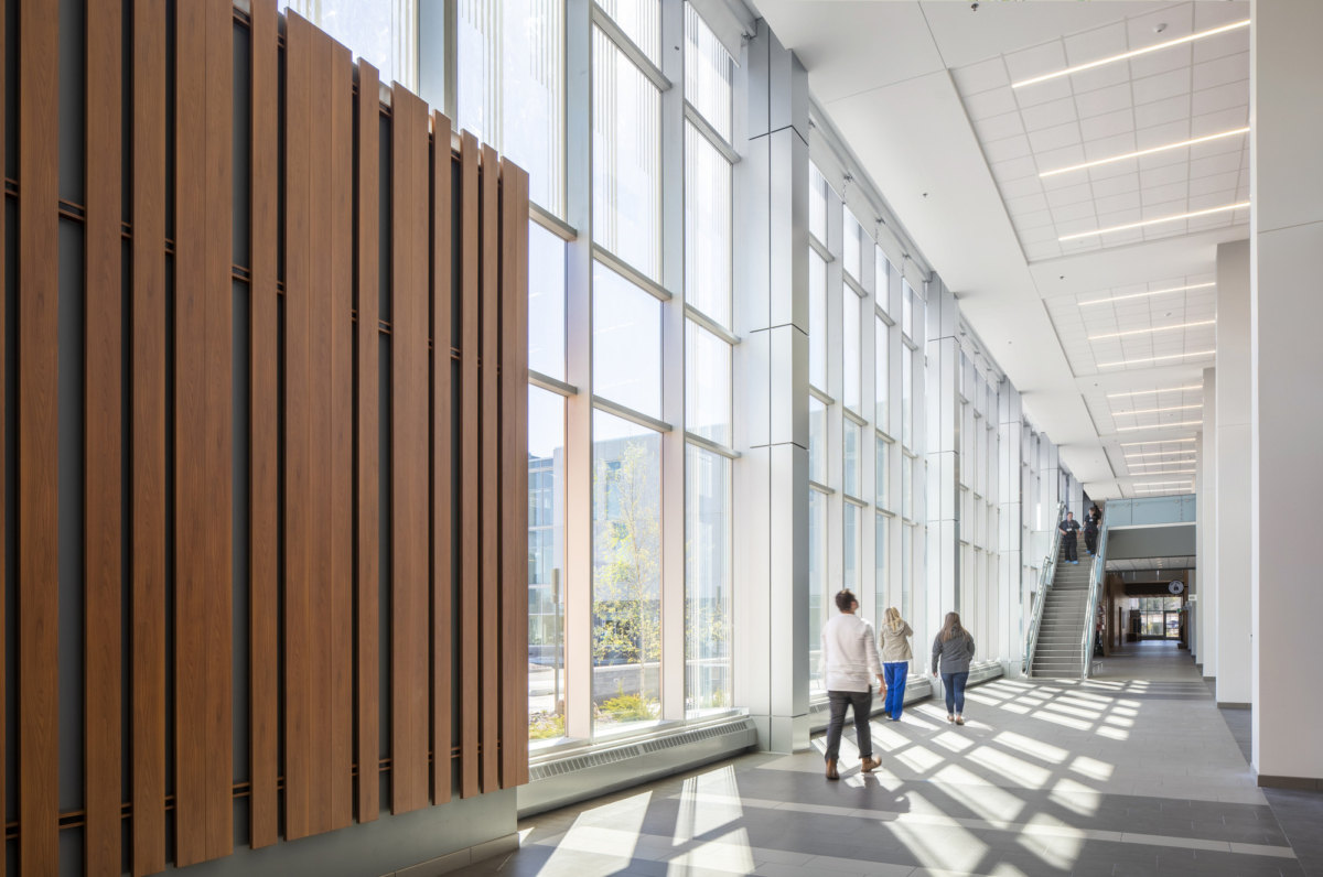 Michigan 雪城中心新建医疗中心，融入自然环境的现代设计-27