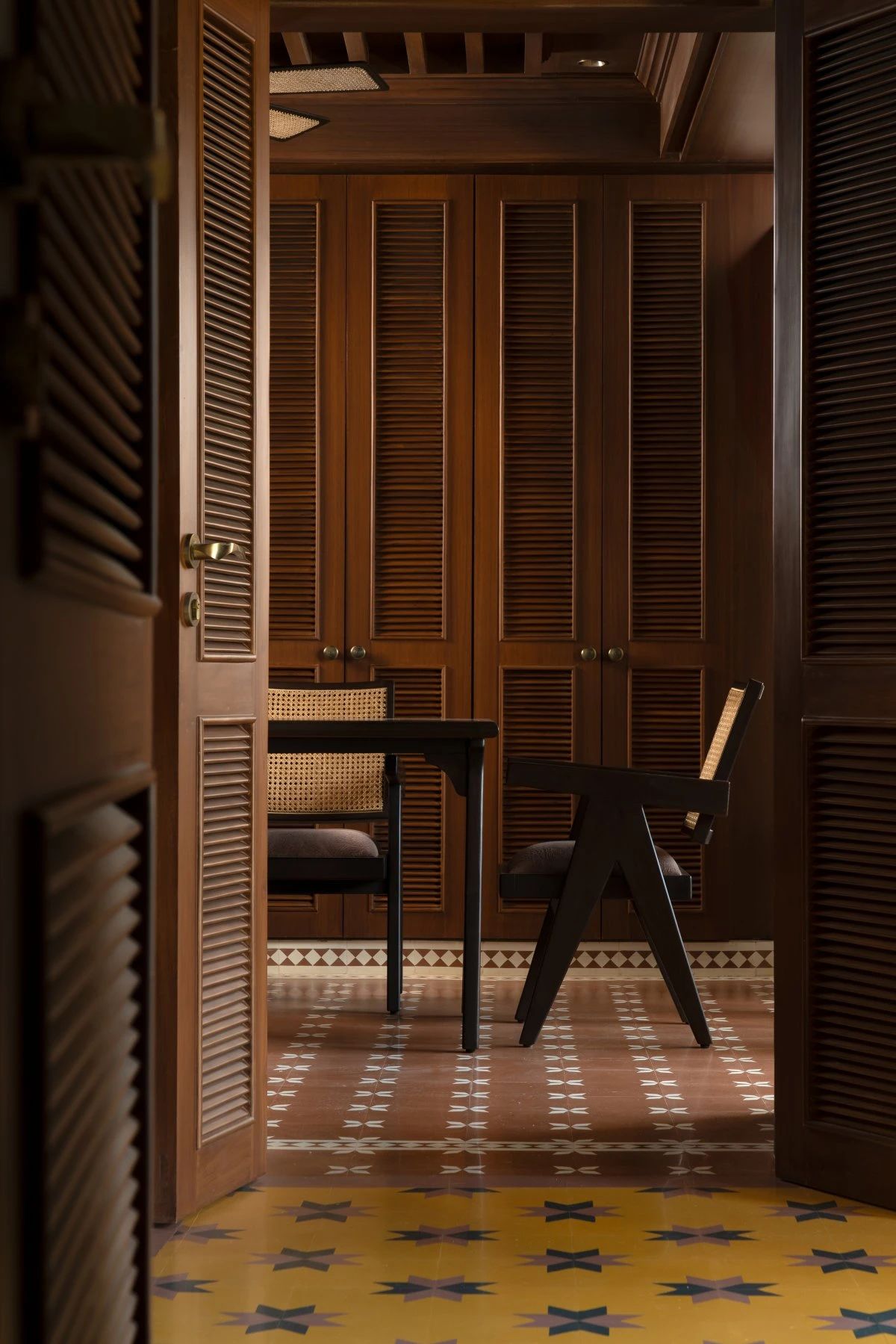 印度美学与现代方法相结合的室内设计丨对印度传统文化情有独钟的设计师-17