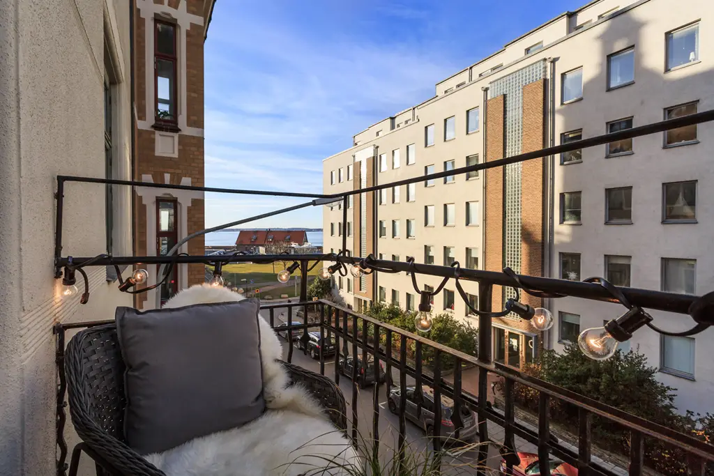 黑白装饰中的创新之作 | 玻璃隔段背后的步入式衣帽间-13