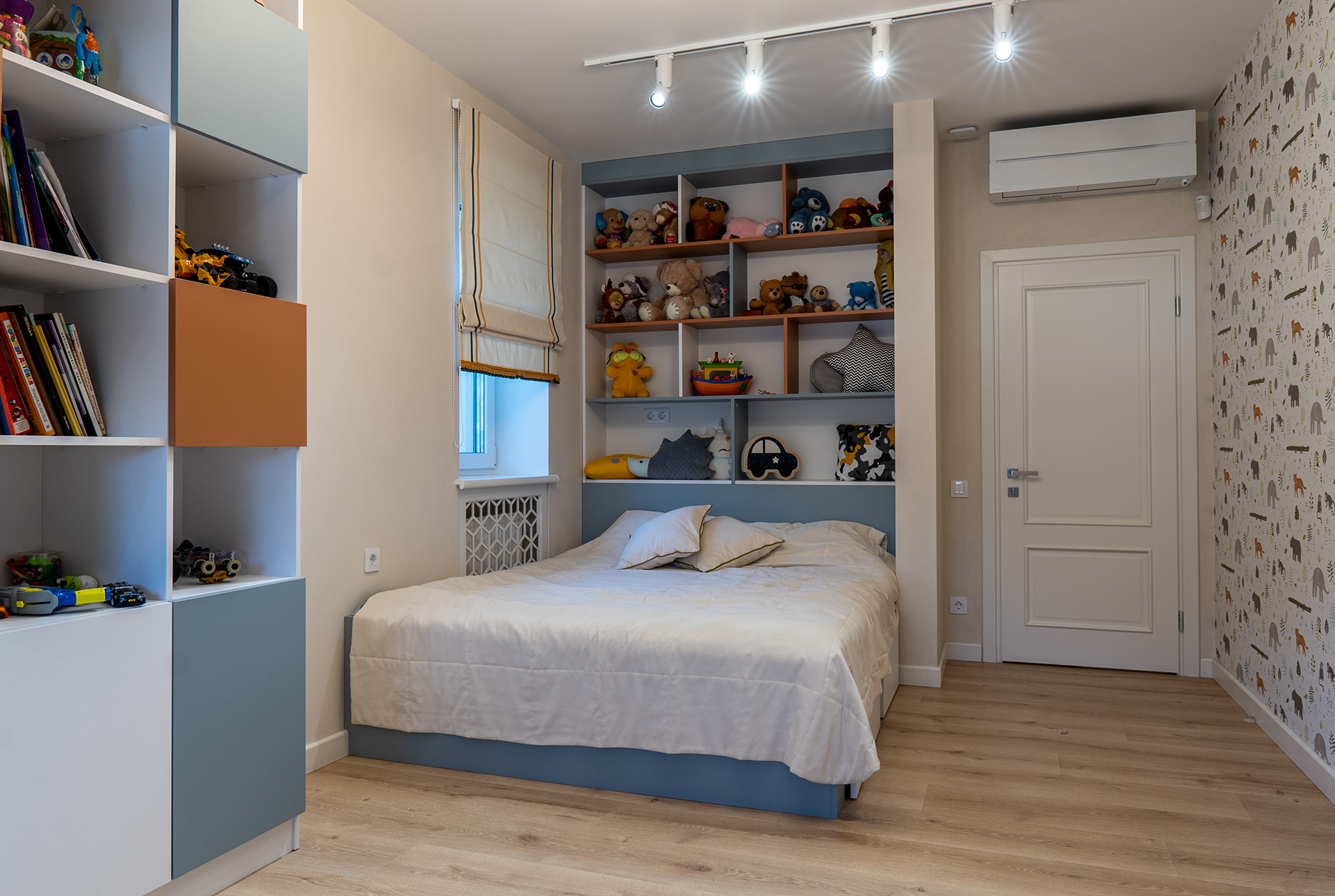 PRIVATE HOUSE: 300 sq.m, (Real)-24