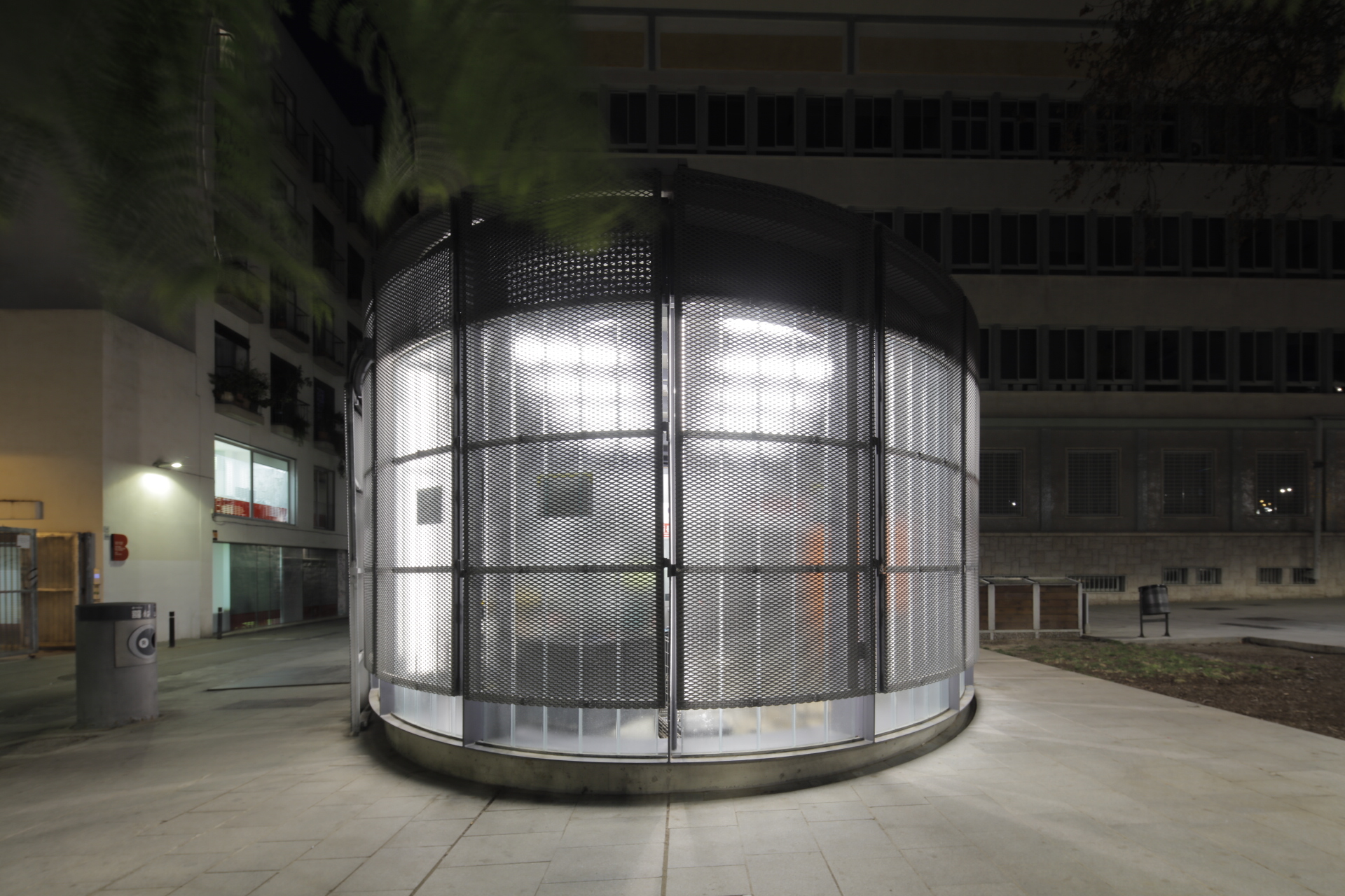 巴塞罗那临时绿色回收点 | 轻巧透明，融入街景-24