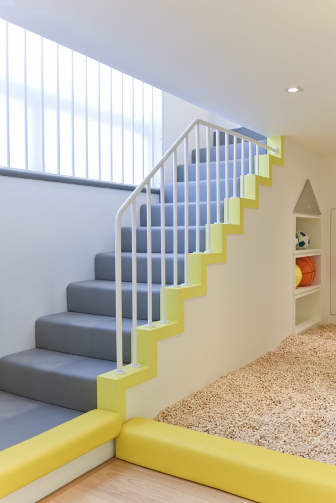 明亮黄点装饰的简约风儿童咖啡厅-15