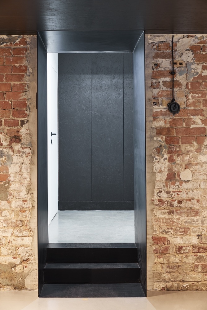 波兰华沙摄影棚改造,工业风与现代化的完美结合-23