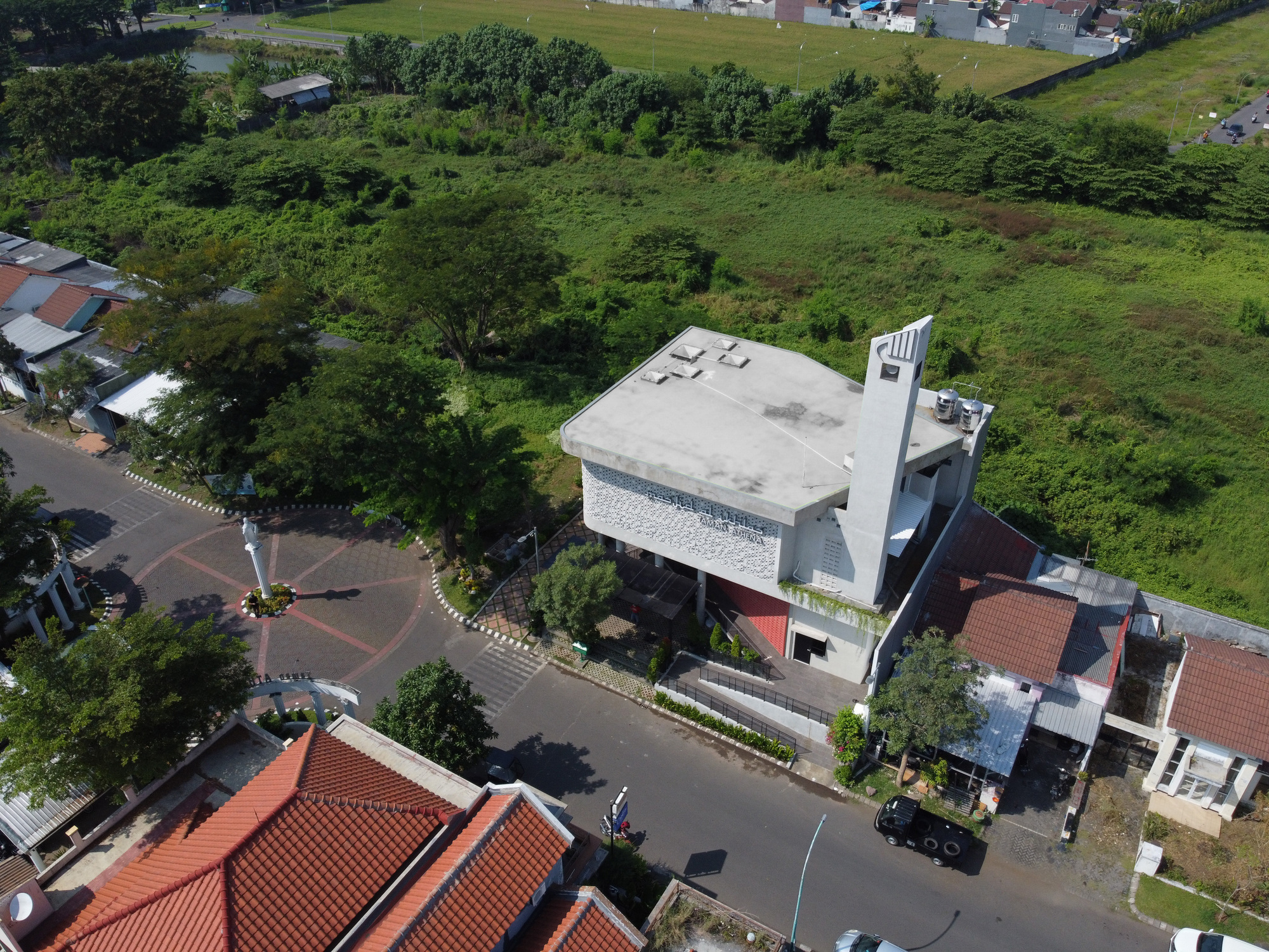 Honeycomb Mosque / Andyrahman Architect-53