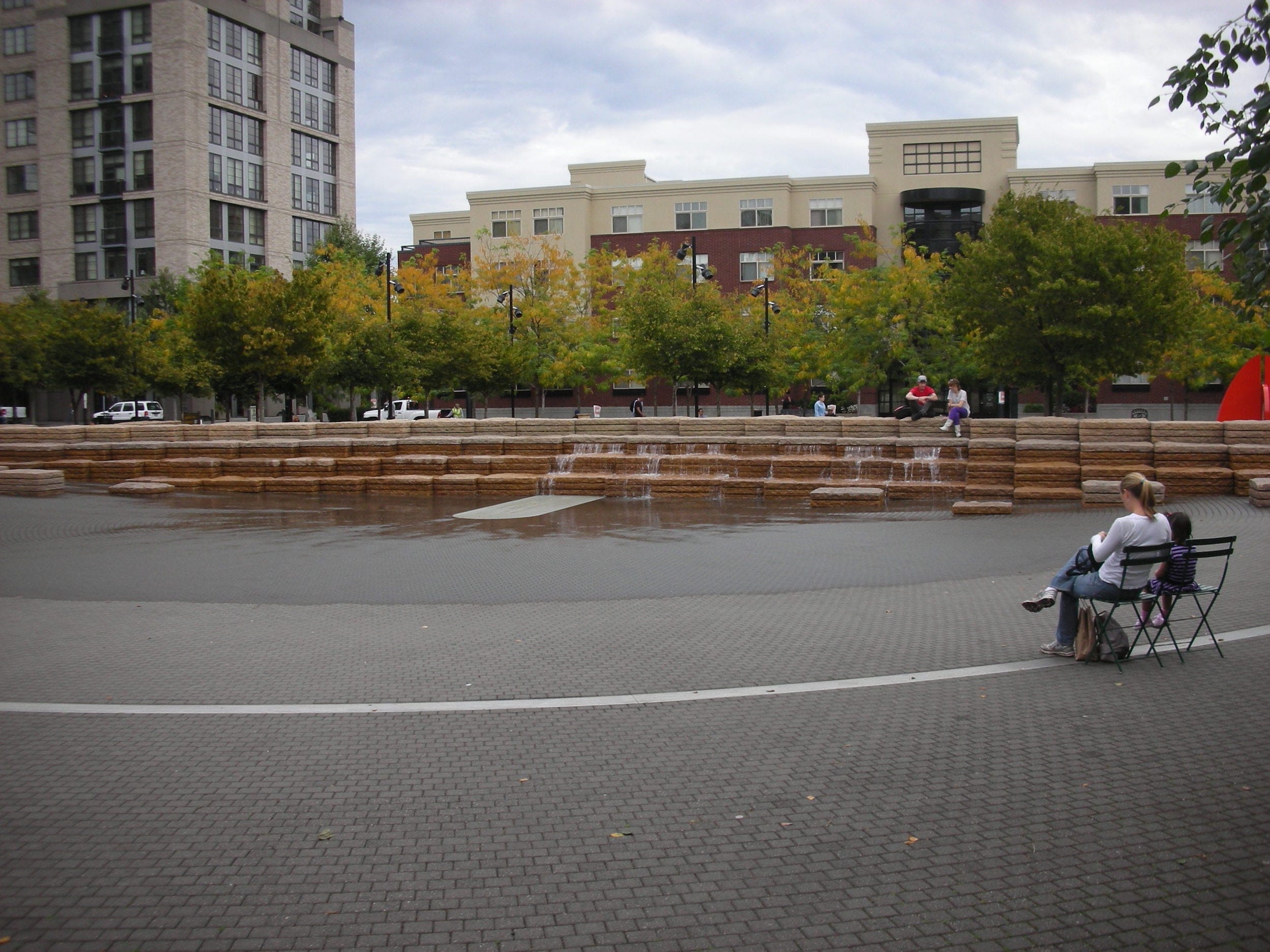 波特兰 Jamison 广场 | 阶梯喷泉的公共空间艺术-5