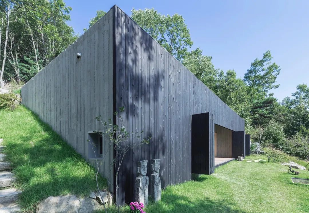 首尔以东的倾斜屋顶乡村住宅-31