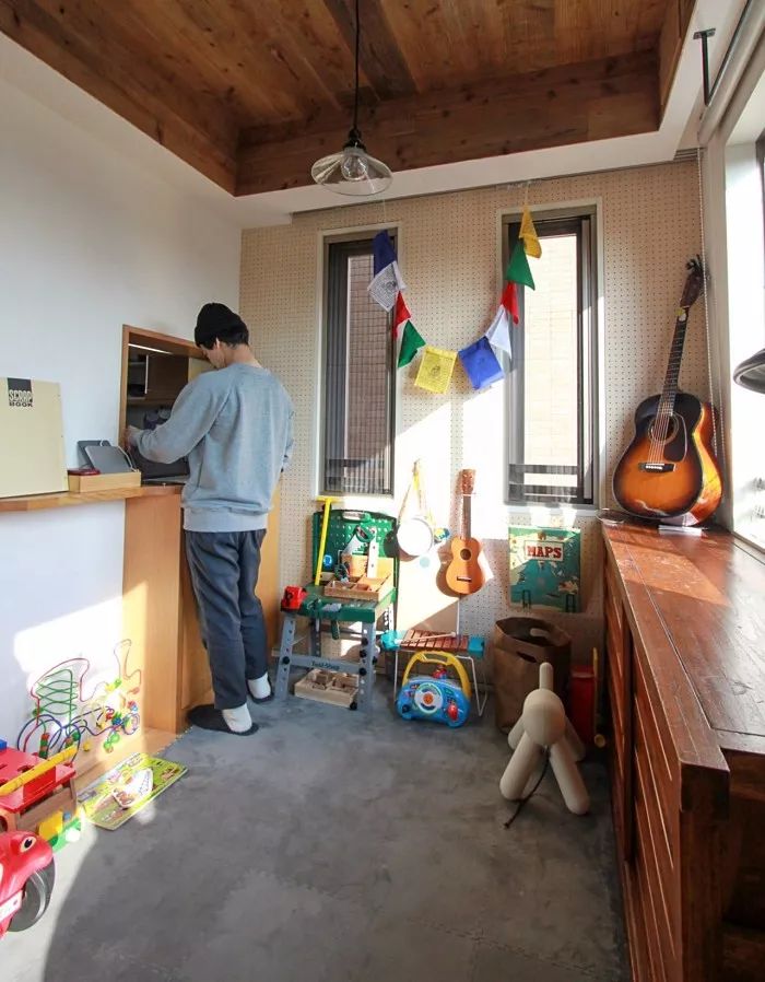 东京 83㎡阳光原木系三口之家，工业复古风中打造亲子互动空间-11