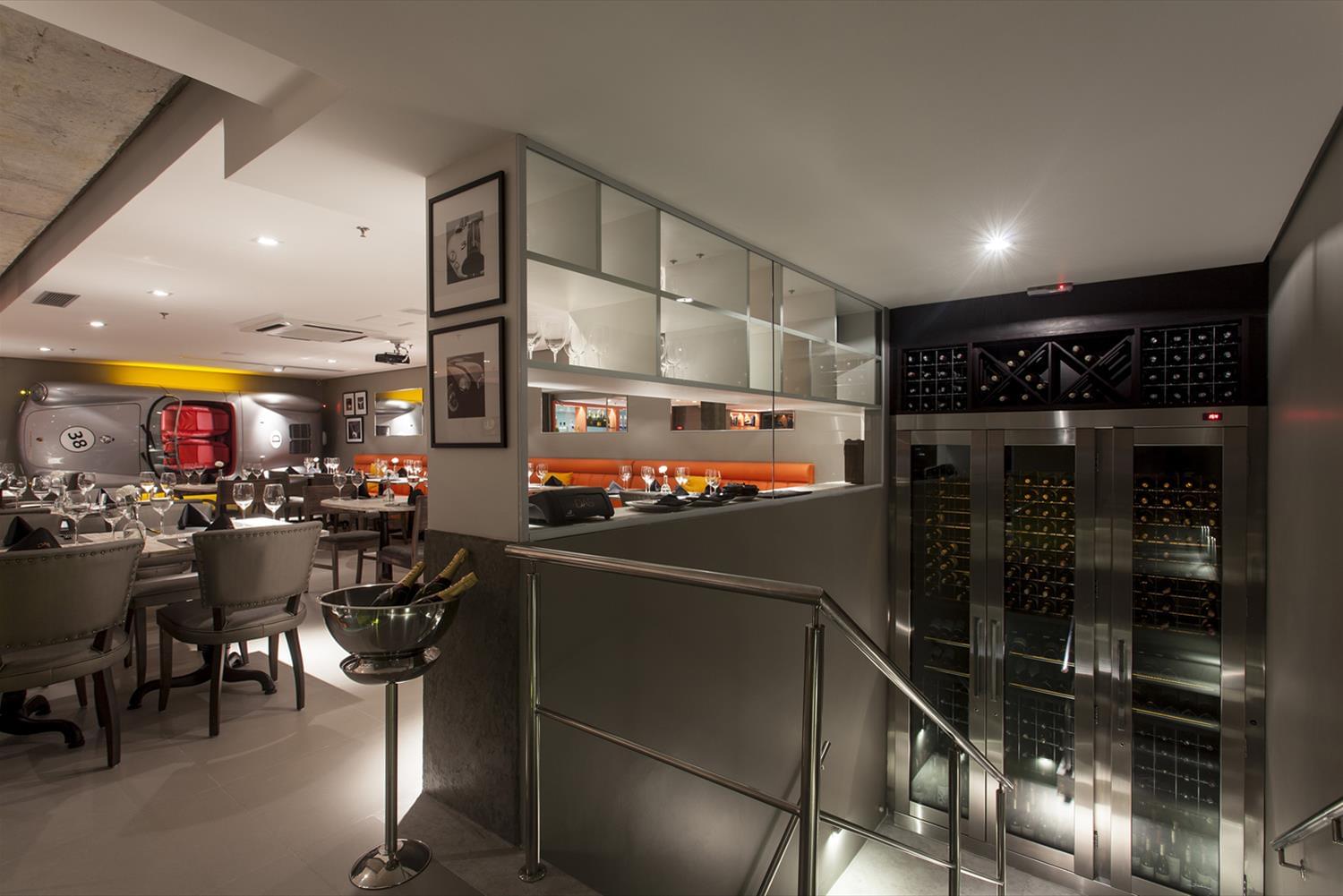 巴西 DAS 餐厅 | 木钢构造与复古汽车元素的完美融合-12