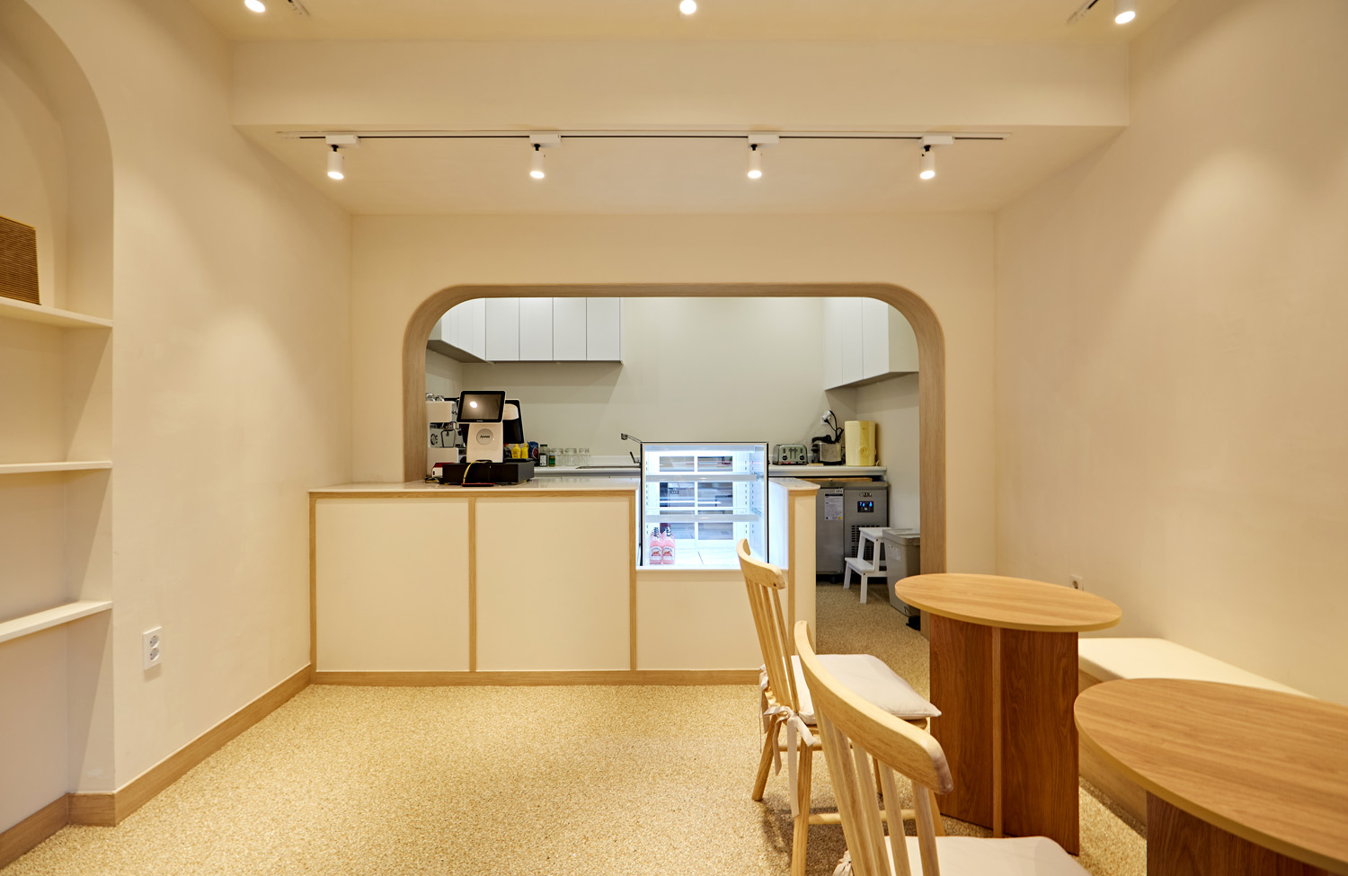 白色与木质，打造 10 平米精致空间-4