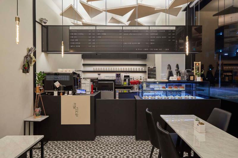 光影黑白咖啡馆 | 极简空间的温馨魅力-7