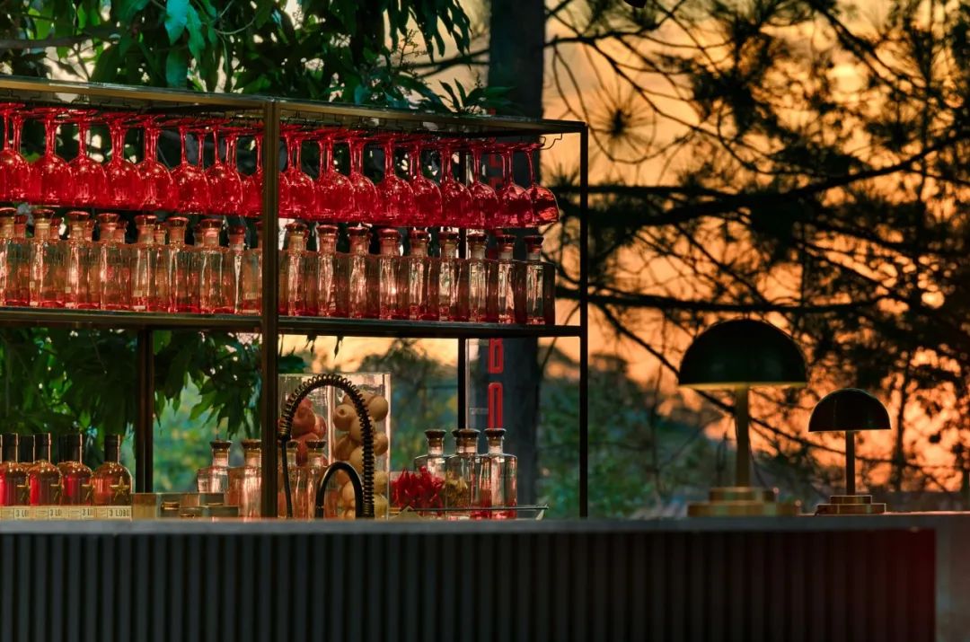 泳池边的诗意临时酒吧丨“勾勾手设计网”-11