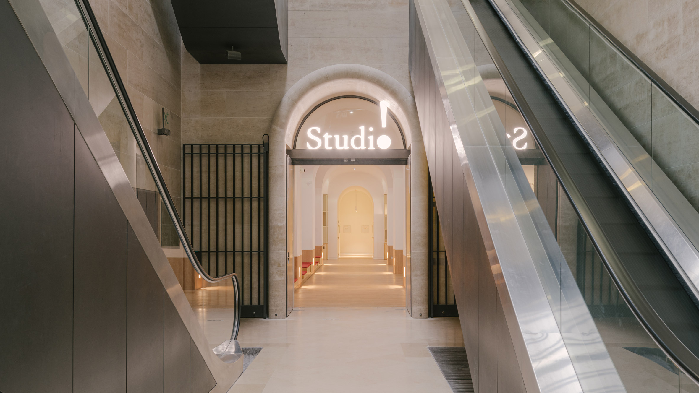 卢浮宫博物馆的彩色艺术工作室-0