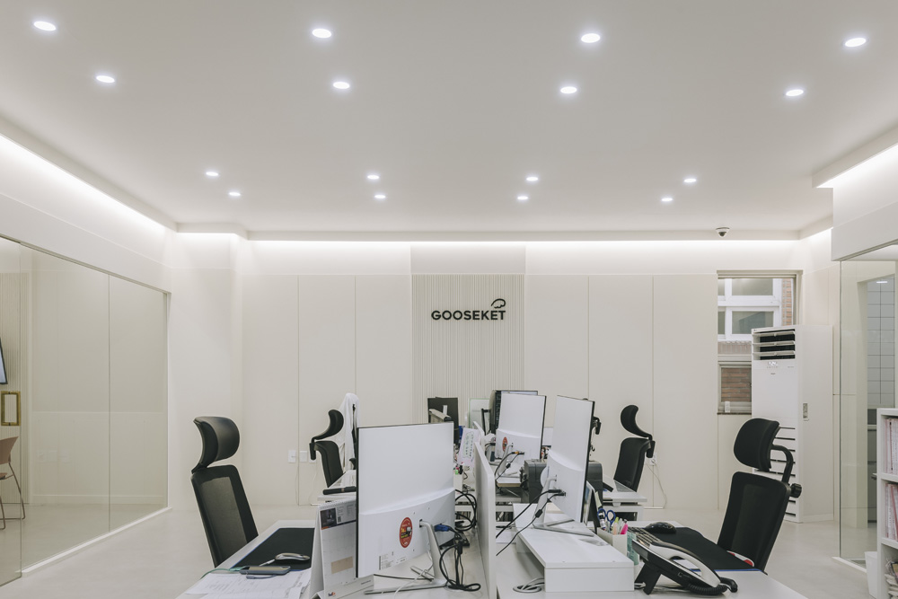 白色简约迷你办公室，60 平米的极致空间利用-12