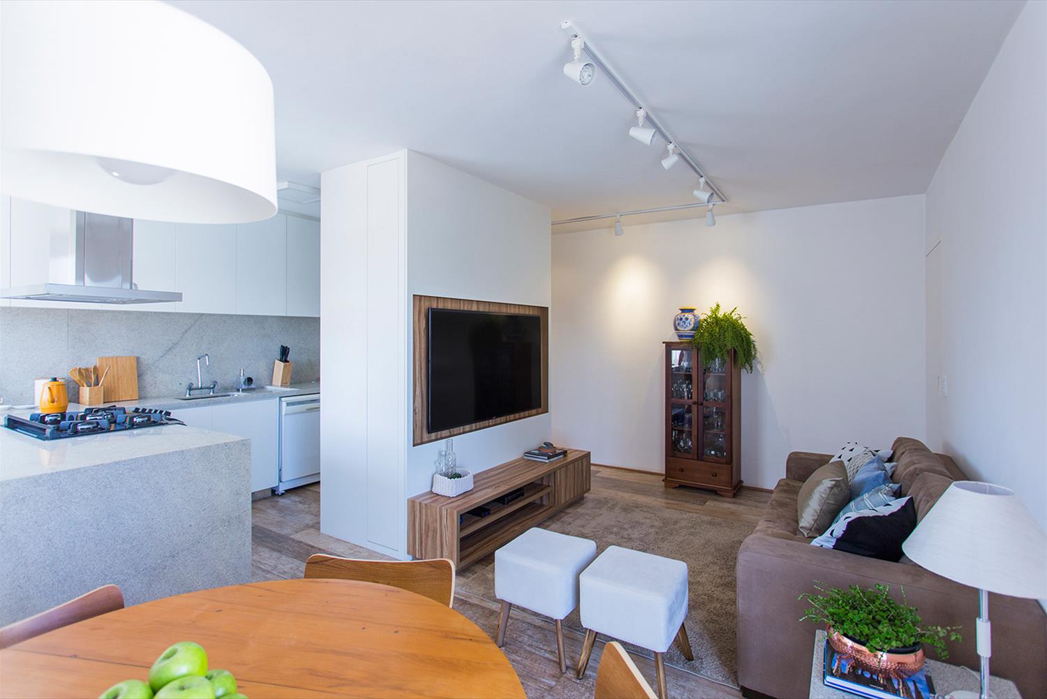 65 平米公寓的现代变身 | 多功能家具与极简风格的完美融合-2