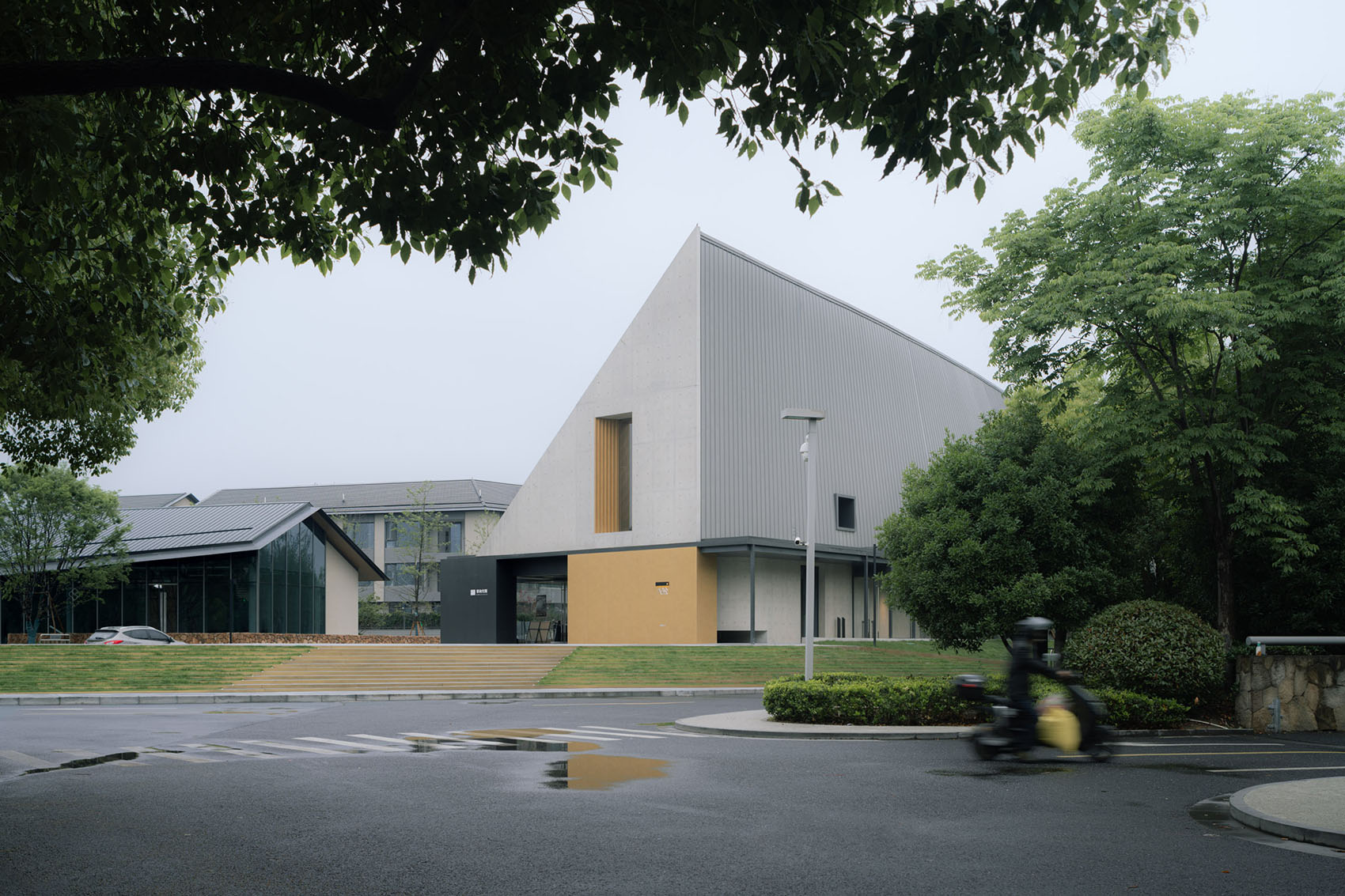 杭州阴雨天的良渚大谷仓建筑丨中国杭州丨大舍建筑,本质映像-18