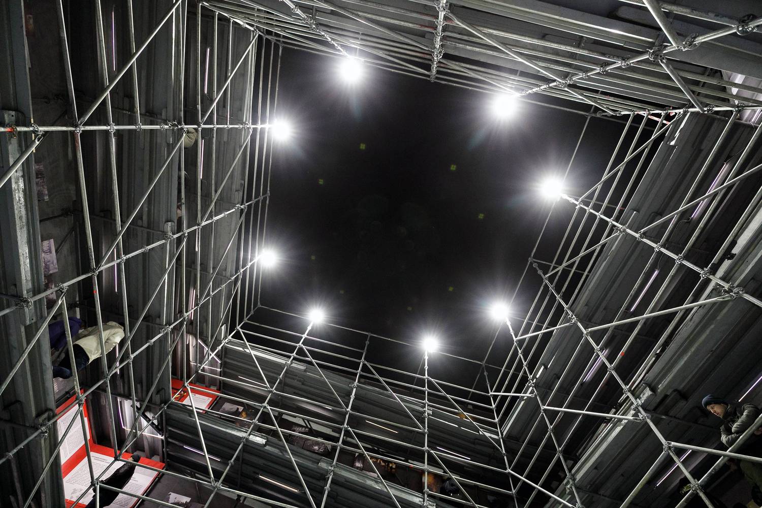 乌克兰尊严革命博物馆临时展览馆·“立方体”丨乌克兰基辅丨Iegor Shtefan,urban curators-30