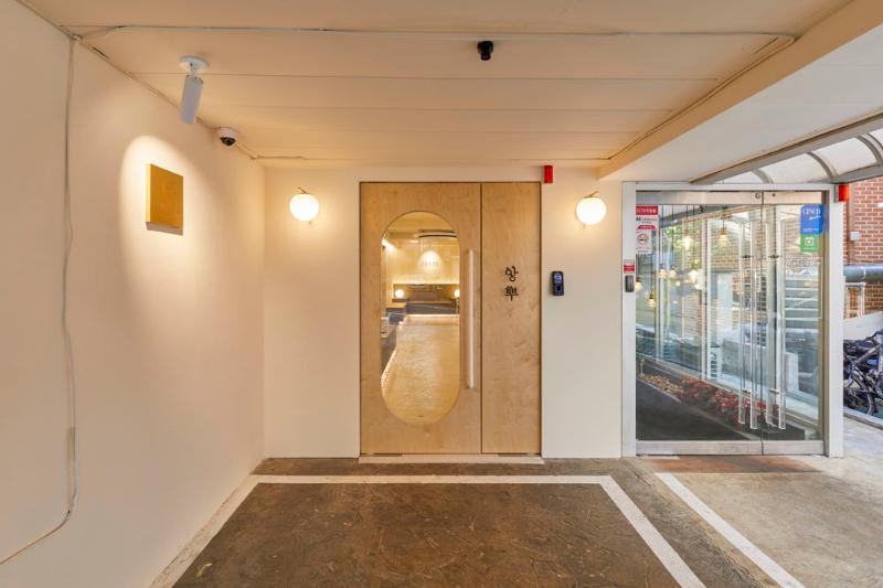 十平米咖啡馆的极简设计魅力-3